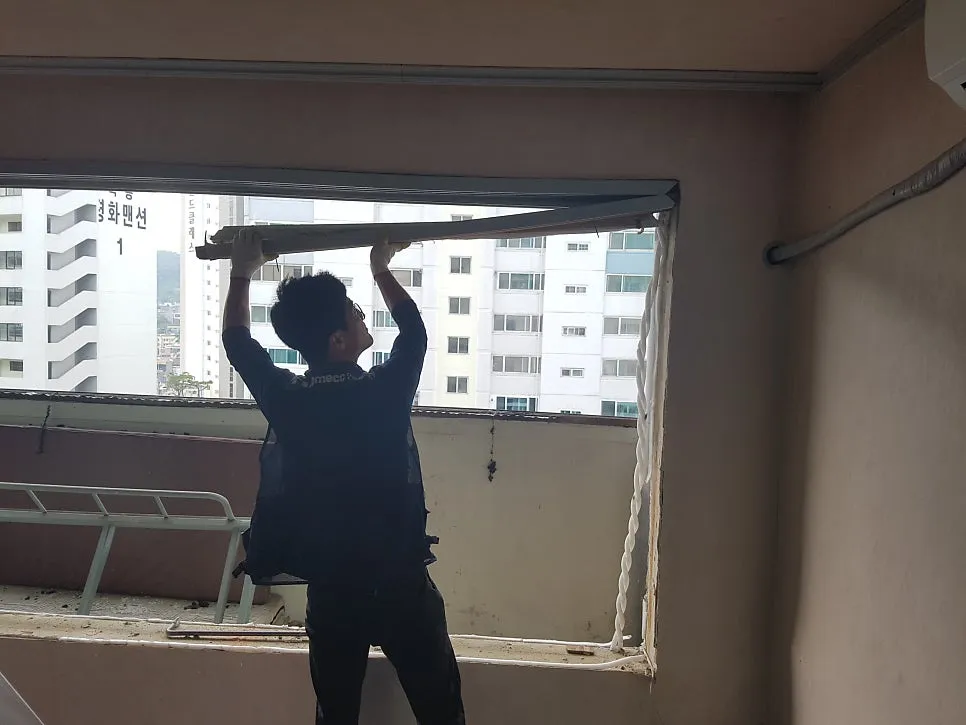 광주 동구 학동 삼익아파트 KCC 창호 시공 사진 4 — 일단 짐정리와 비닐포장을 합니다