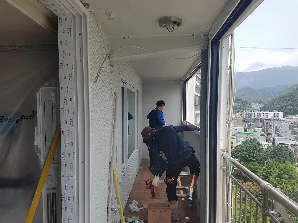 광주 동구 학동 삼익아파트 KCC 창호 시공 사진 13 — 기존창틀 내리기및 새 창틀 창짝 올리기