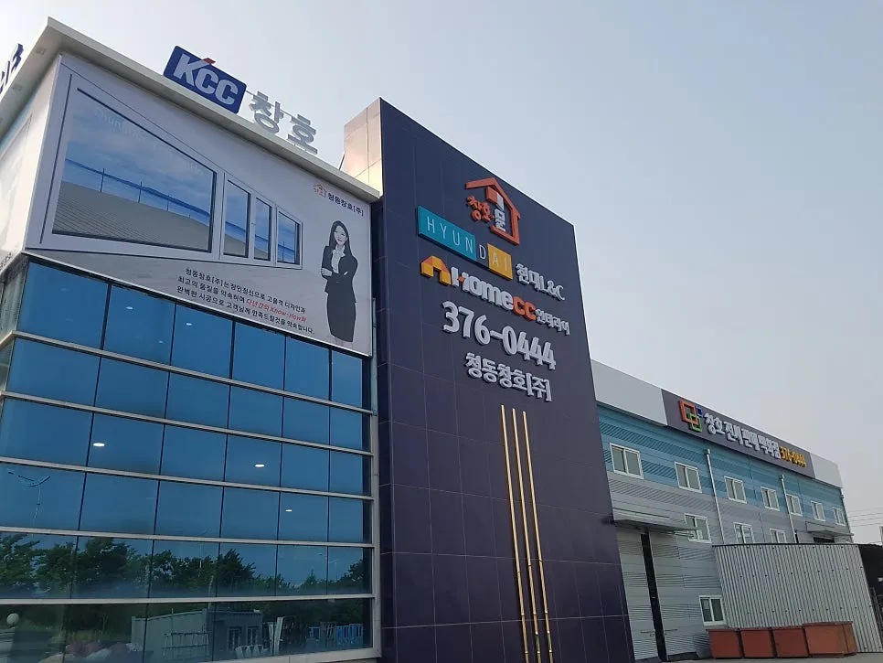 광주 KCC 창호 시공 사진 14 — 청동유리 공장내부 사진입니다