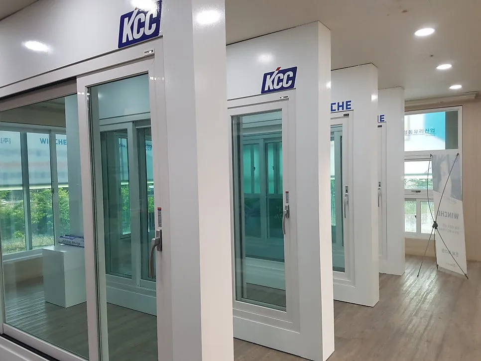 광주 KCC 창호 시공 사진 25 — 청동창호 2층창호전시장입니다