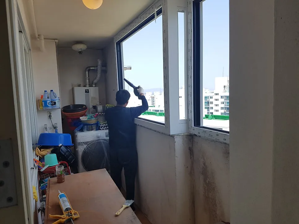 광주 서구 풍암동 금호아파트 KCC 창호 시공 사진 7 — 답답했는데 케이씨씨 창호로 바꾸면서 시야확보는물론 단열까지 잡았습니다