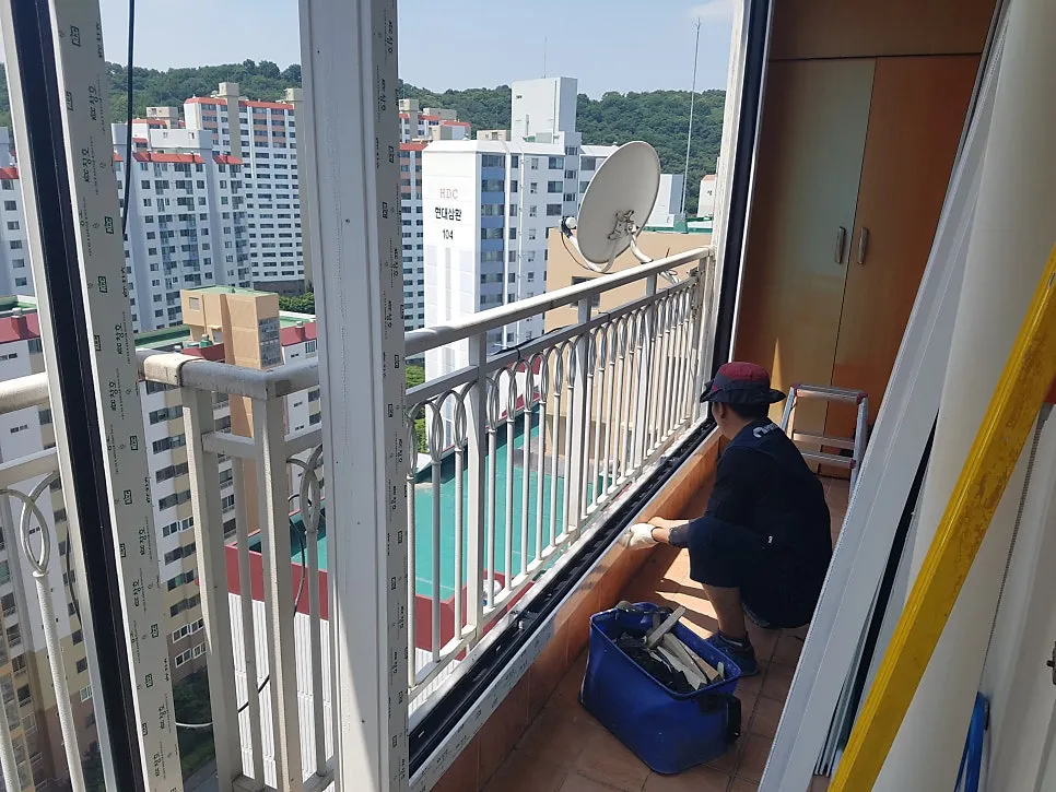 광주 서구 풍암동 금호아파트 KCC 창호 시공 사진 9 — 답답했는데 케이씨씨 창호로 바꾸면서 시야확보는물론 단열까지 잡았습니다