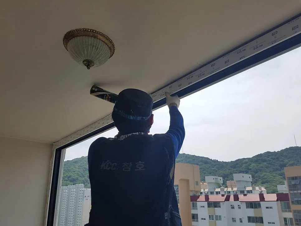 광주 서구 풍암동 금호아파트 KCC 창호 시공 사진 10 — 샤시하부 처짐방지를 위해서 하부 고임목을 촘촘히 작업하고 있는중입니다