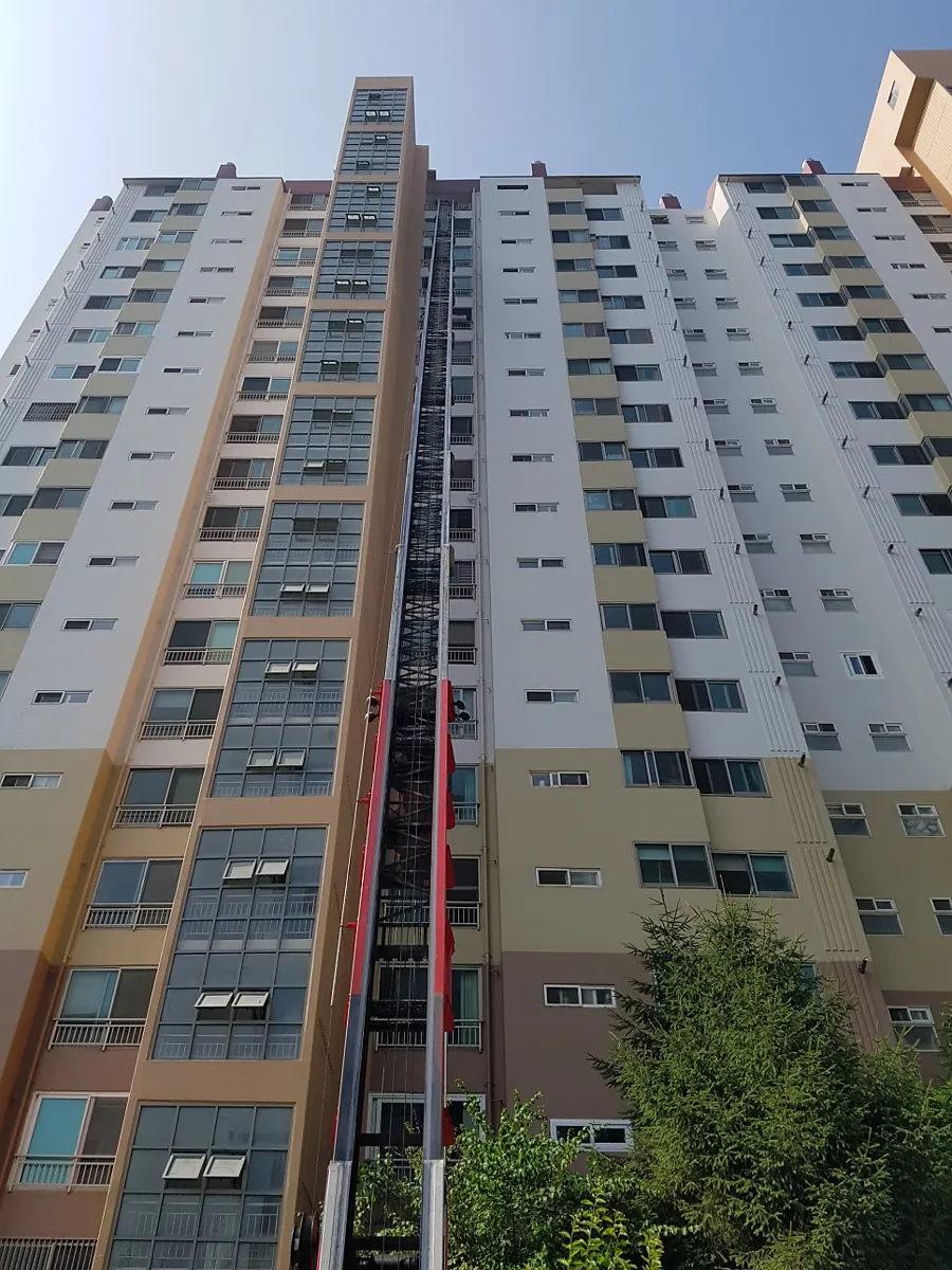 광주 서구 풍암동 금호아파트 KCC 창호 시공 사진 16 — 09시쯤 고층 사다리장비차가 도착했네요