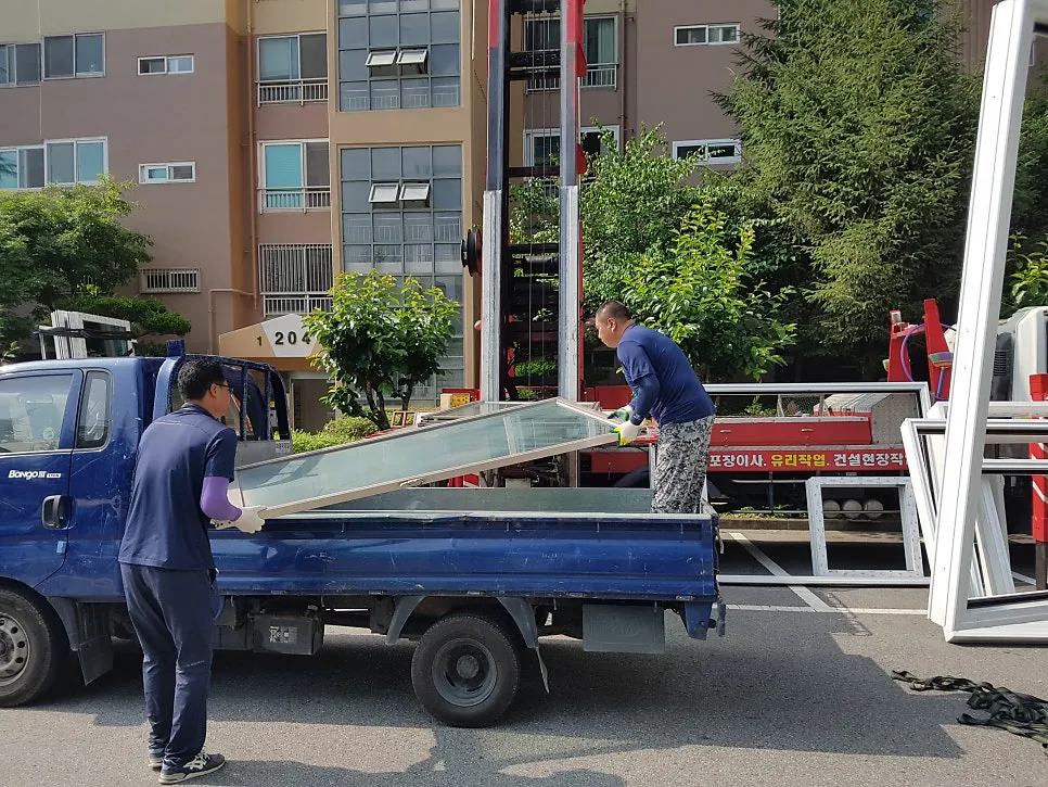 광주 서구 풍암동 금호아파트 KCC 창호 시공 사진 17 — 09시쯤 고층 사다리장비차가 도착했네요