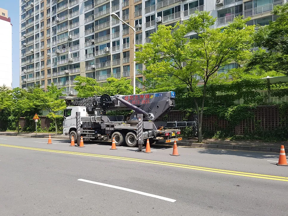 광주 서구 풍암동 금호아파트 KCC 창호 시공 사진 19 — 기존 철거한 폐자재를 내리고 있습니다