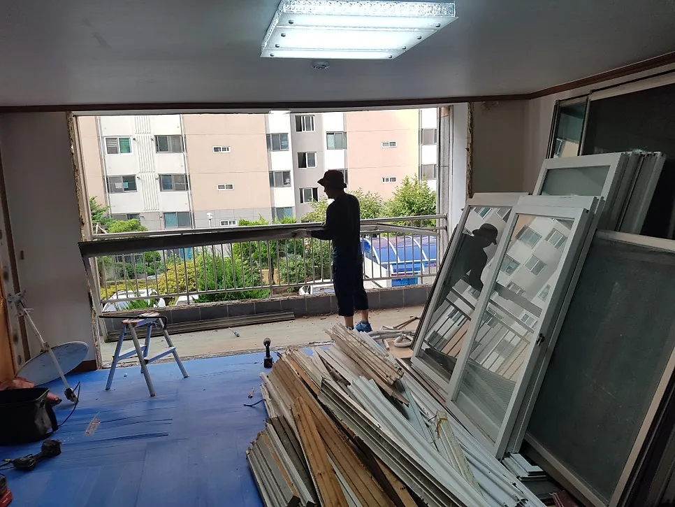 광주 남구 진월동 삼익1차아파트 KCC 창호 시공 사진 3 — 거실과 주방쪽은 강화마루라 그대로 사용하신다하시여 보양을 했습니다
