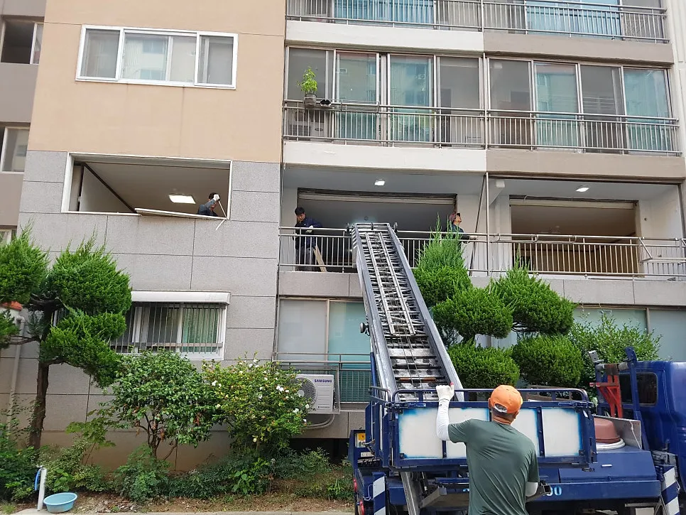 광주 남구 진월동 삼익1차아파트 KCC 창호 시공 사진 4 — 거실과 주방쪽은 강화마루라 그대로 사용하신다하시여 보양을 했습니다