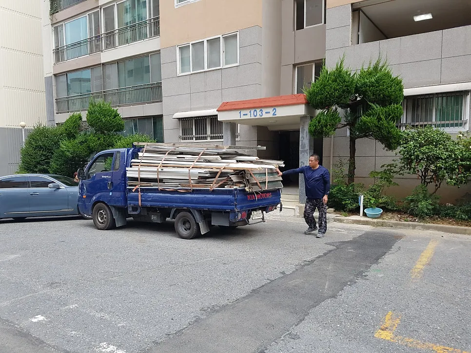 광주 남구 진월동 삼익1차아파트 KCC 창호 시공 사진 8 — 철거된자재 바로 싣고있네요