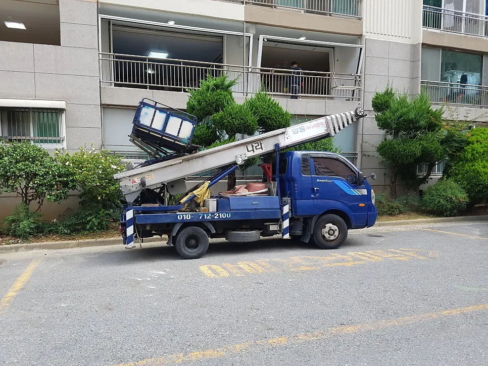 광주 남구 진월동 삼익1차아파트 KCC 창호 시공 사진 10 — 빗자루로 깨끗하게 정리했네요