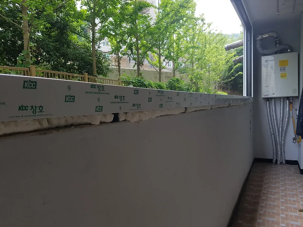 광주 남구 진월동 삼익1차아파트 KCC 창호 시공 사진 14 — 케이씨씨 시공 기준에 준하여 꼼꼼하게 시공하고 있네요