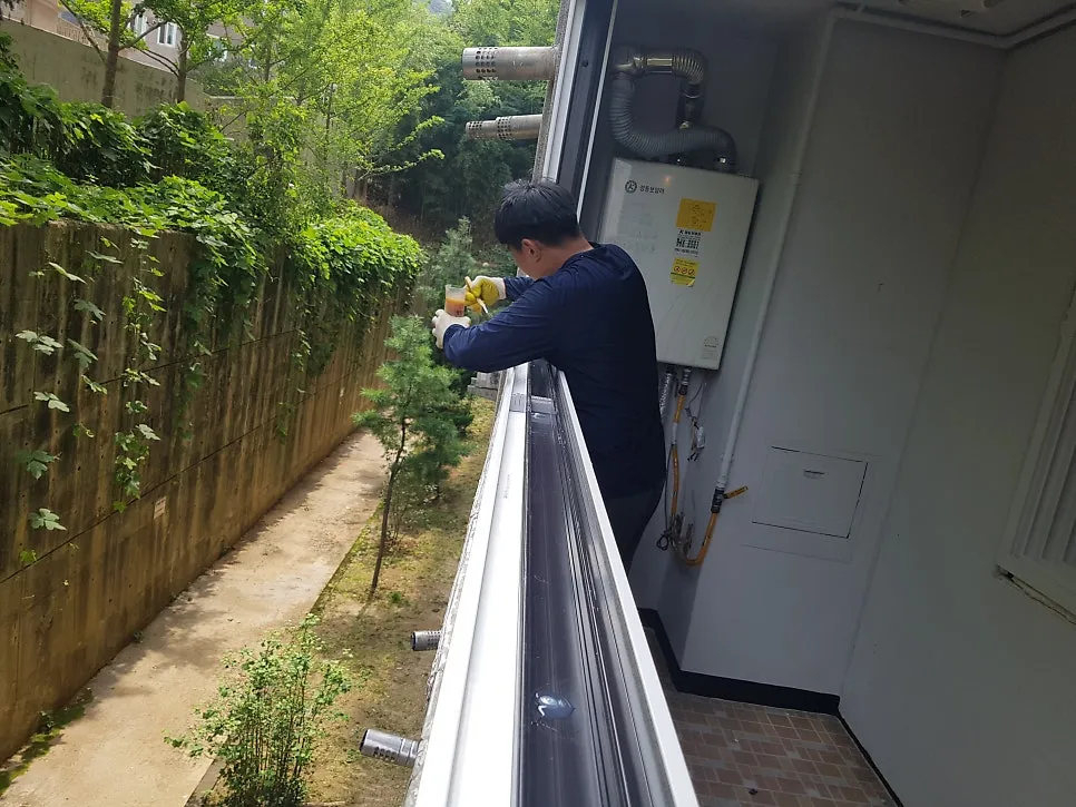 광주 남구 진월동 삼익1차아파트 KCC 창호 시공 사진 17 — 시공 후 창틀주위를 우레탄폼 충전을 합니다