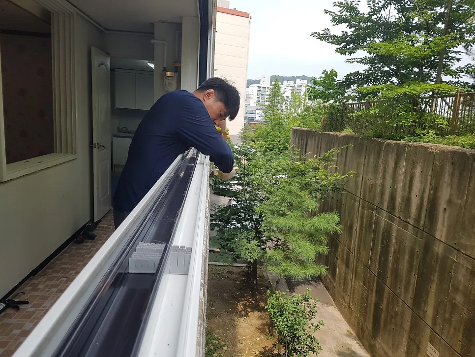 광주 남구 진월동 삼익1차아파트 KCC 창호 시공 사진 19 — 시공 후 창틀주위를 우레탄폼 충전을 합니다