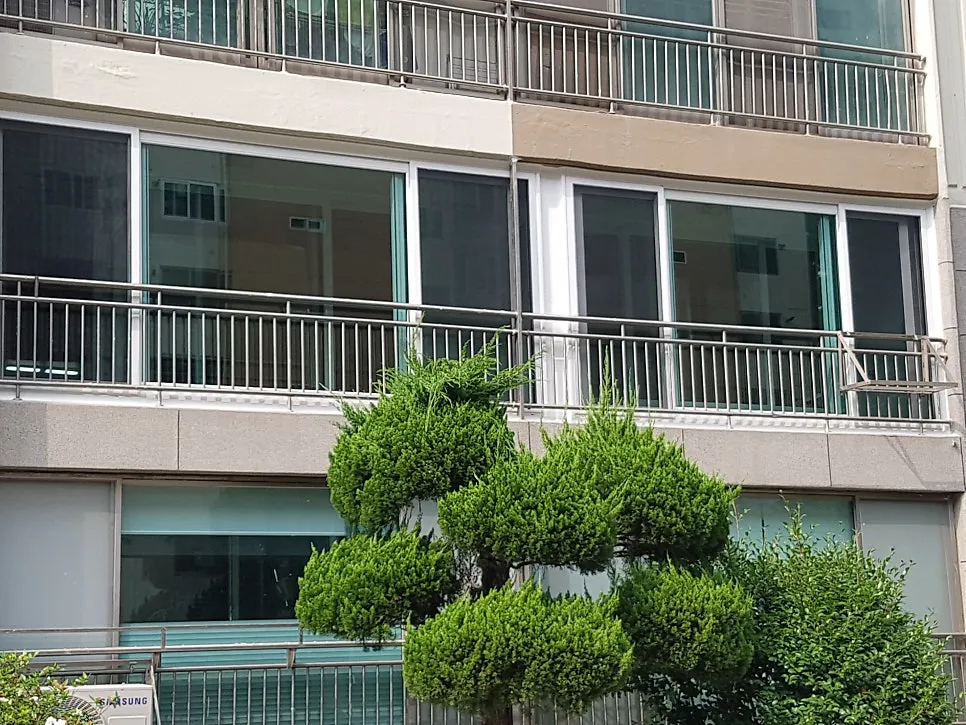광주 남구 진월동 삼익1차아파트 KCC 창호 시공 사진 37 — 시공 완료된 거실발코니 창호 입니다