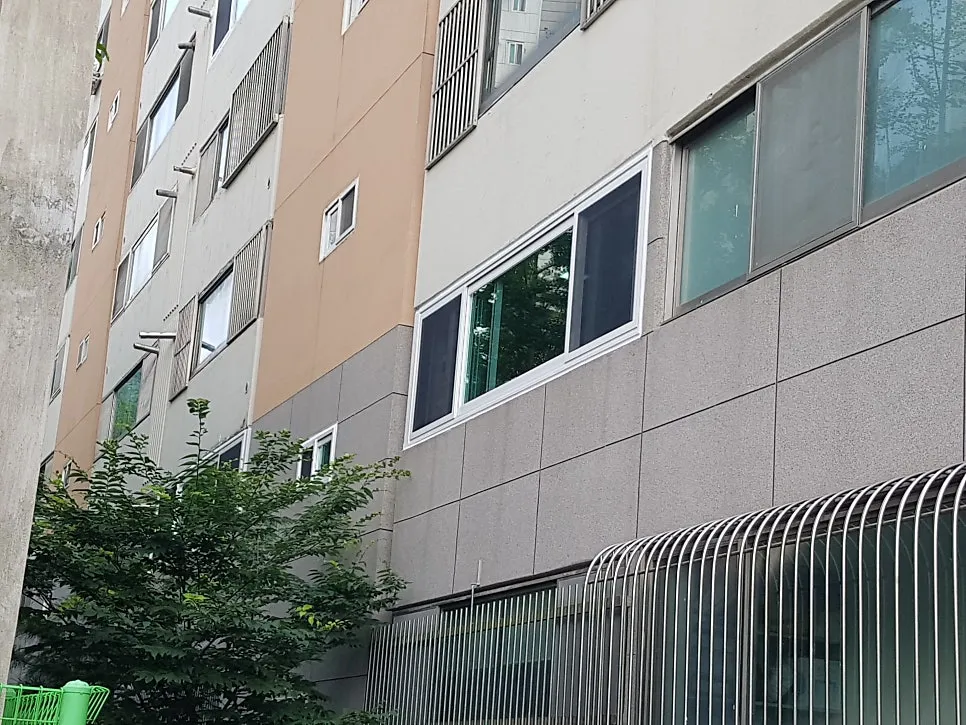 광주 남구 진월동 삼익1차아파트 KCC 창호 시공 사진 38 — 시공 완료된 거실발코니 창호 입니다