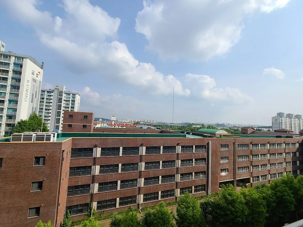광주 광산구 월계동  KCC 창호 시공 사진 2 — 사진을 보시면 7층 세대이지만 앞에 고층 건물들이 없기 때문에 쉬원쉬원한 전경을 자랑합니다.