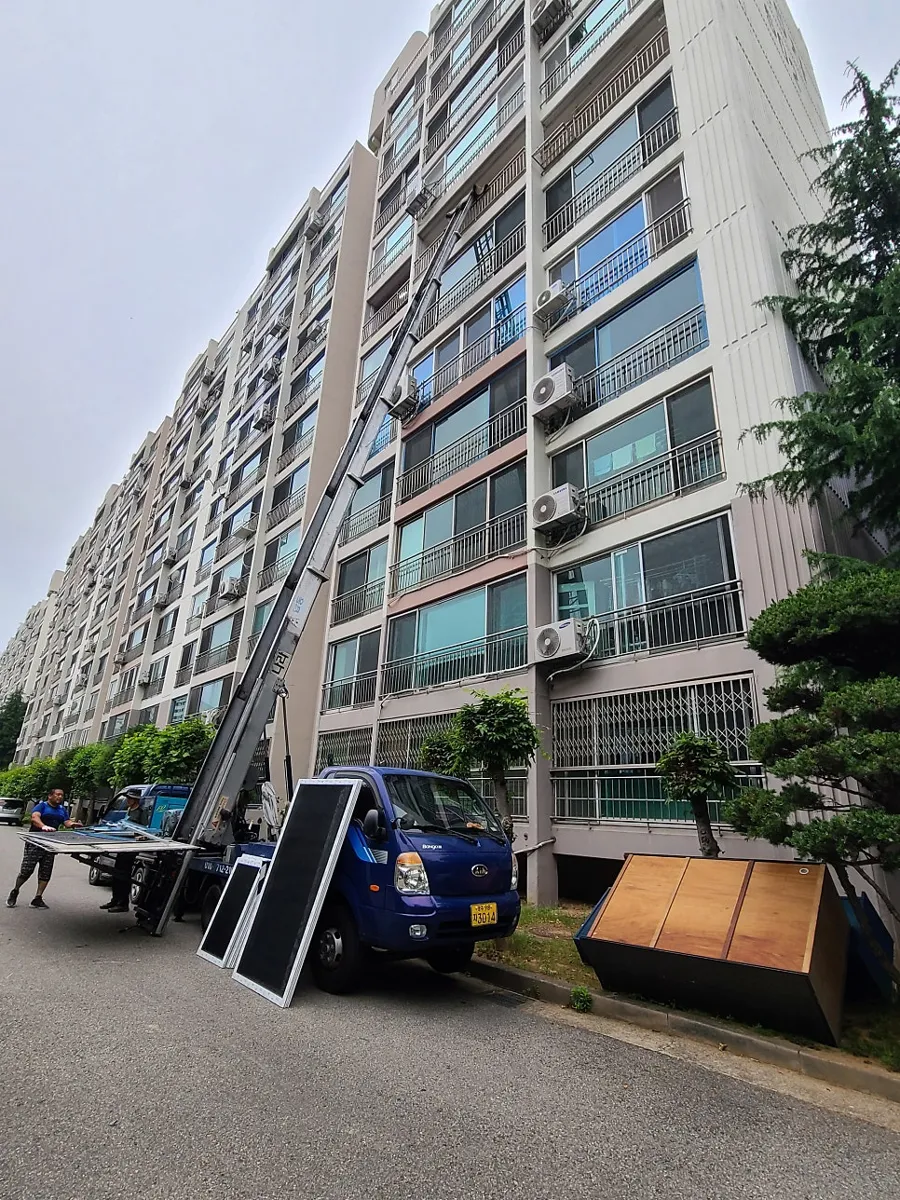 광주 광산구 월계동  KCC 창호 시공 사진 4 — 사진을 보시면 이미 철거를 진행하고 있고 사다리차는 새로운 창호를 올리고 있습니다.