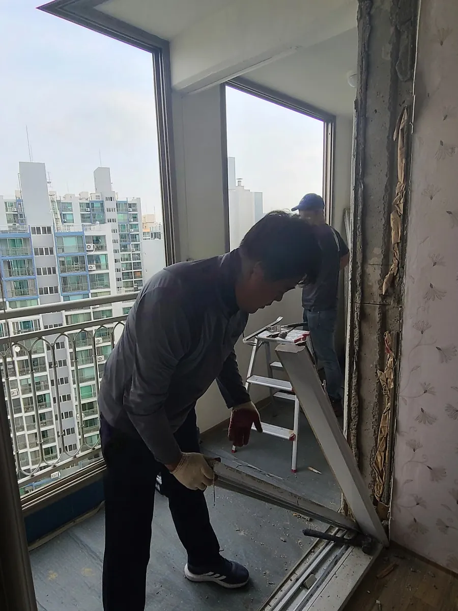 광주 북구 일곡동 대림아파트 KCC 창호 시공 사진 5 — 오늘도 1Day 시공을 위해 아침 일찍 시공팀이 보양작업과 철거작업을 시작하였습니다.