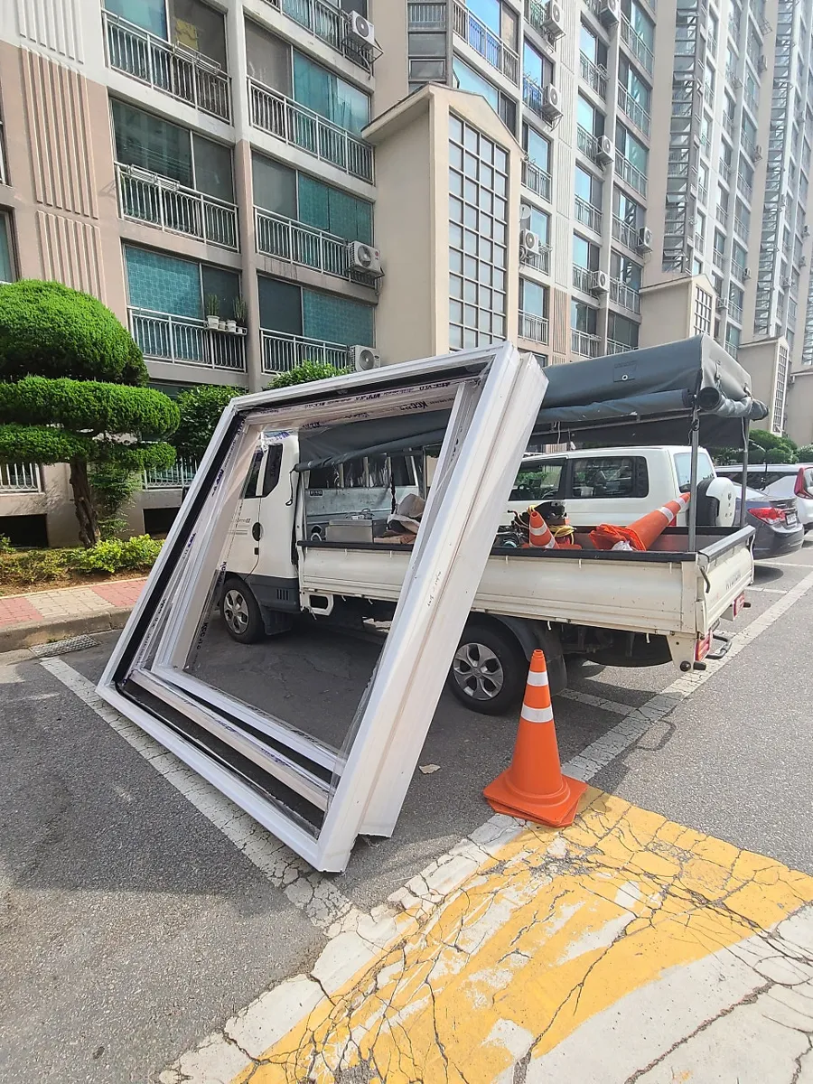 광주 북구 일곡동 대림아파트 KCC 창호 시공 사진 11 — 오늘도 1Day 시공을 위해 아침 일찍 시공팀이 보양작업과 철거작업을 시작하였습니다.