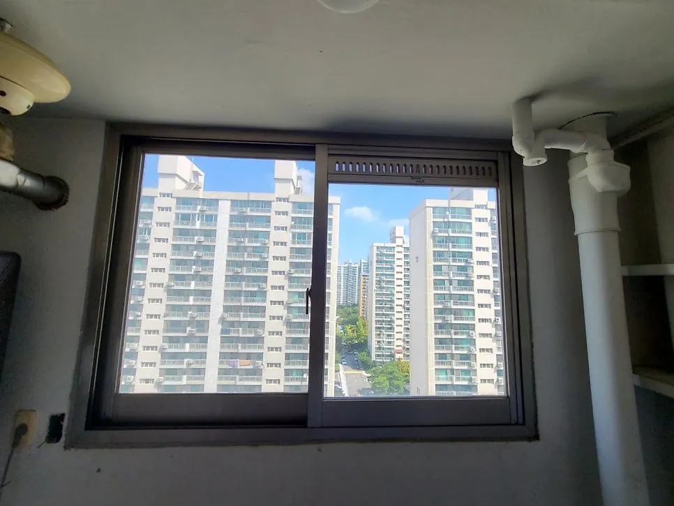 광주 서구 치평동 중흥아파트 KCC 창호 시공 사진 8 — 교체 전 창호의 상태를 한번 보실까요?