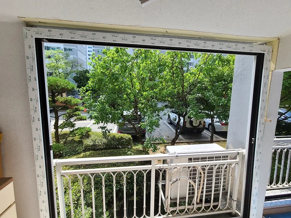 광주 북구 운암동 성원아파트 KCC 창호 시공 사진 14 — 그리고 유리를 끼우고 내부 실리콘 작업으로 마무리합니다.