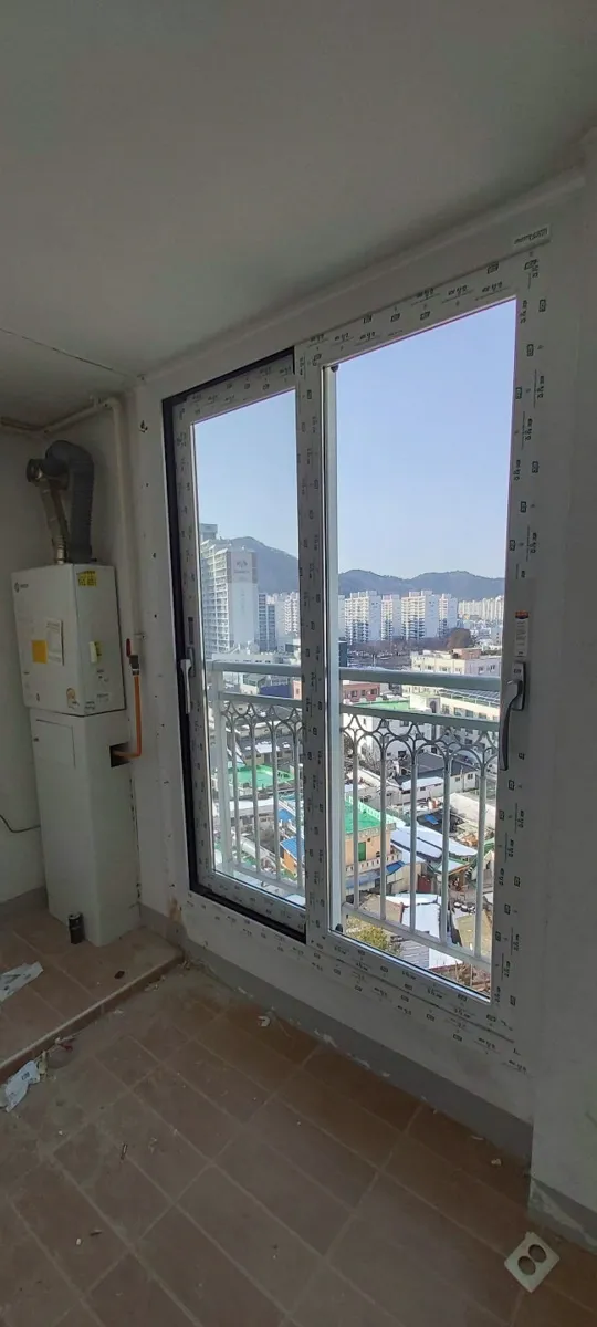 광주 남구 진월동  KCC 창호 시공 사진 5 — 저도 탁 트읜 발코니 풍경이 너무 부러웠습니다 ㅠㅠ