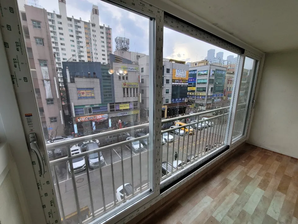 광주 서구 유촌동  KCC 창호 시공 사진 7 — + 또한 열고 닫기 편하게 자동잠금손잡이도 같이 시공되었습니다^^