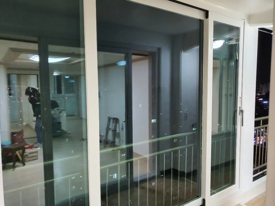 광주 북구 삼각동 우미타운 KCC 창호 시공 사진 11 — 틀에 홈이 없기 때문에 청소하기 편하다는 장점을 가질 수 있도록 하였습니다.