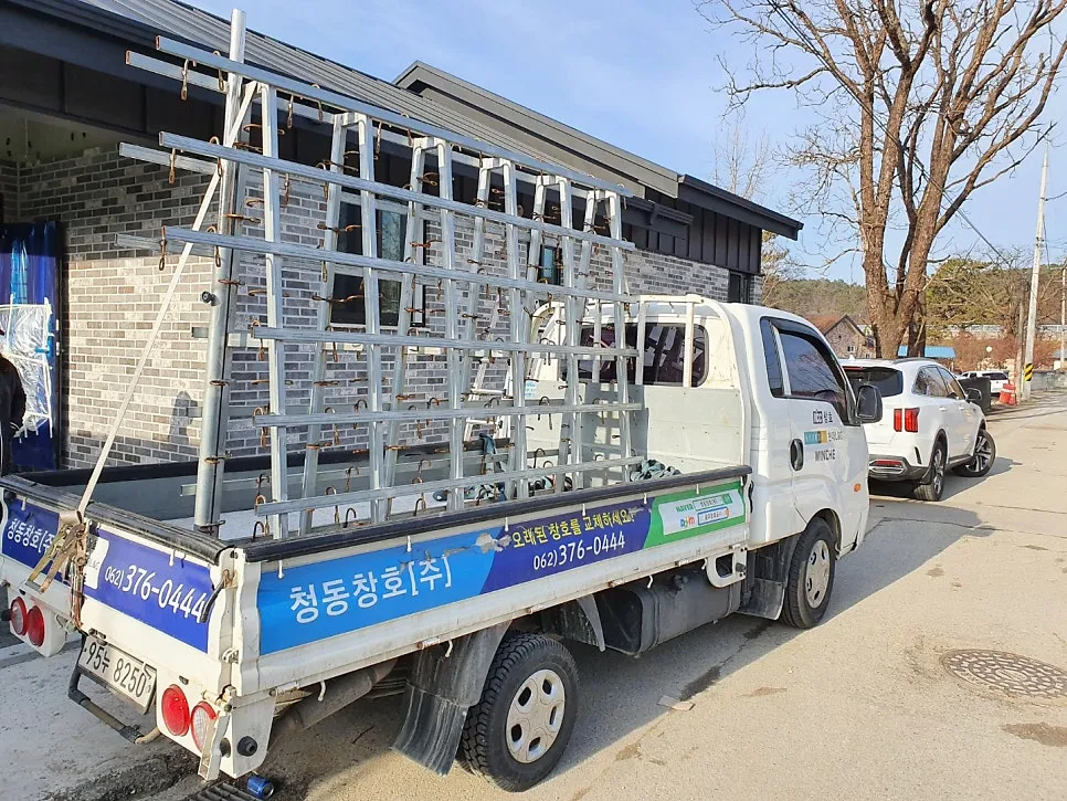 전남 장성  KCC 창호 시공 사진 2 — 팽팽하게 고정되어진 끈이 보이나용 ?