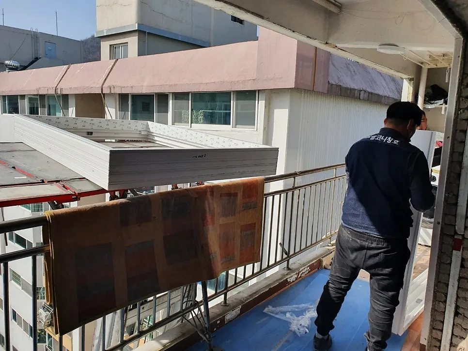 광주 남구 진월동 중흥아파트 KCC 창호 시공 사진 9 — 사진에서도 보실 수 있게 그 현장을 직접 찍어왔답니다 :)
