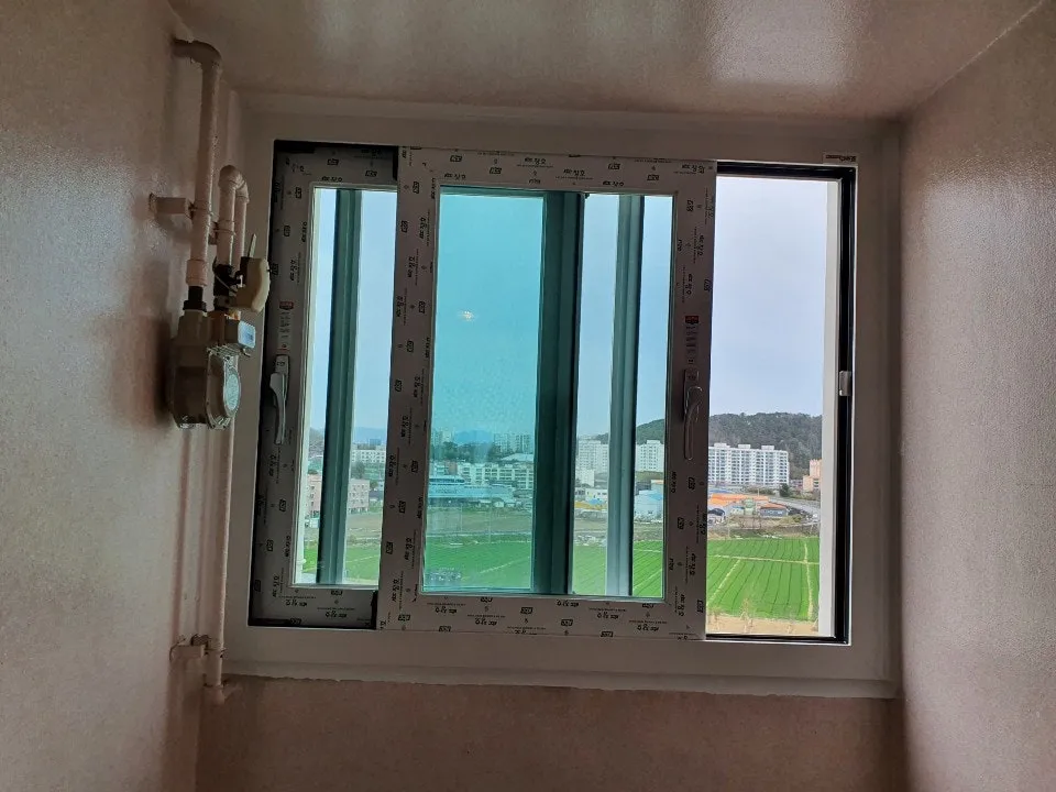 광주 광산구 송정동 명지아파트 KCC 창호 시공 사진 19 — 10-15년 사이의 창호들을 빨리 교체해주는 것이 좋답니다!
