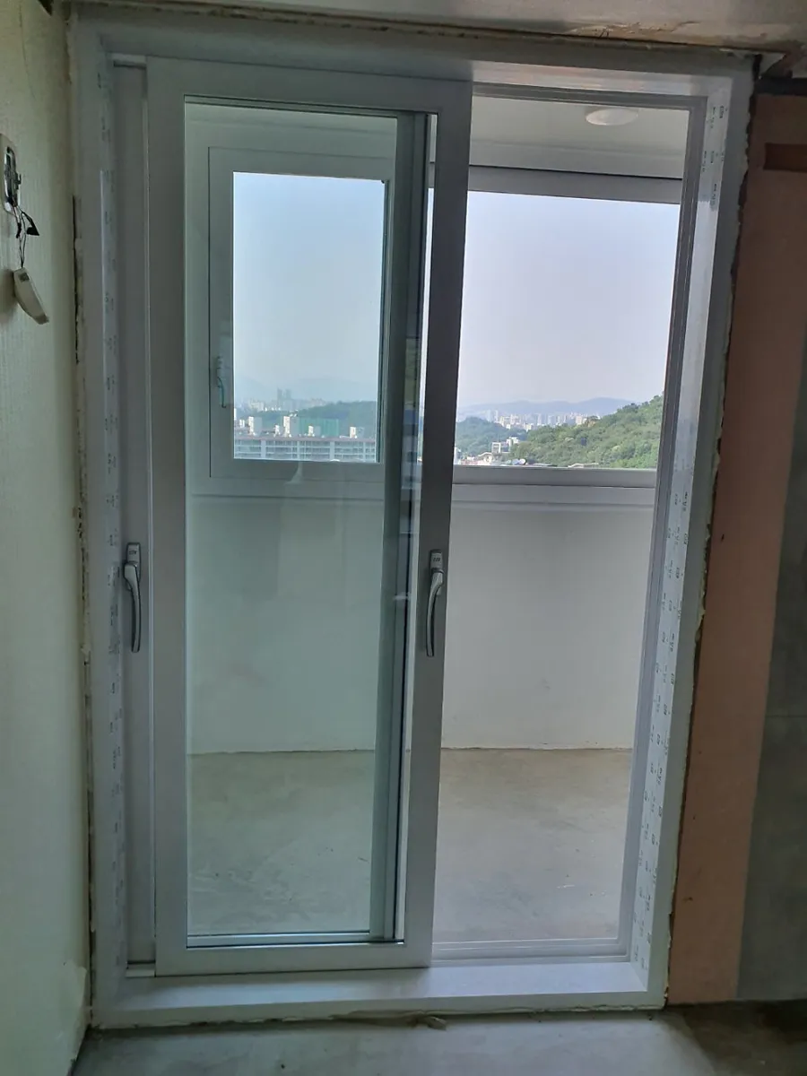 광주 서구 풍암동 대주파크빌 KCC 창호 시공 사진 7 — 뿐만 아니라 도보 5~7분 거리에도 풍암지구 상가밀집지역이 있어 병의원, 학원, 서점, 슈퍼, 은행, 베이커리, 노점 등 다양한 상가가 많아 생