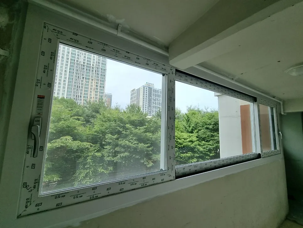 광주 광산구 산월동 부영아파트 KCC 창호 시공 사진 6 — 제품 : 앞베란다,뒷베란다,작은방 외창 - 뉴프라임140(자동핸들, 스텐망)