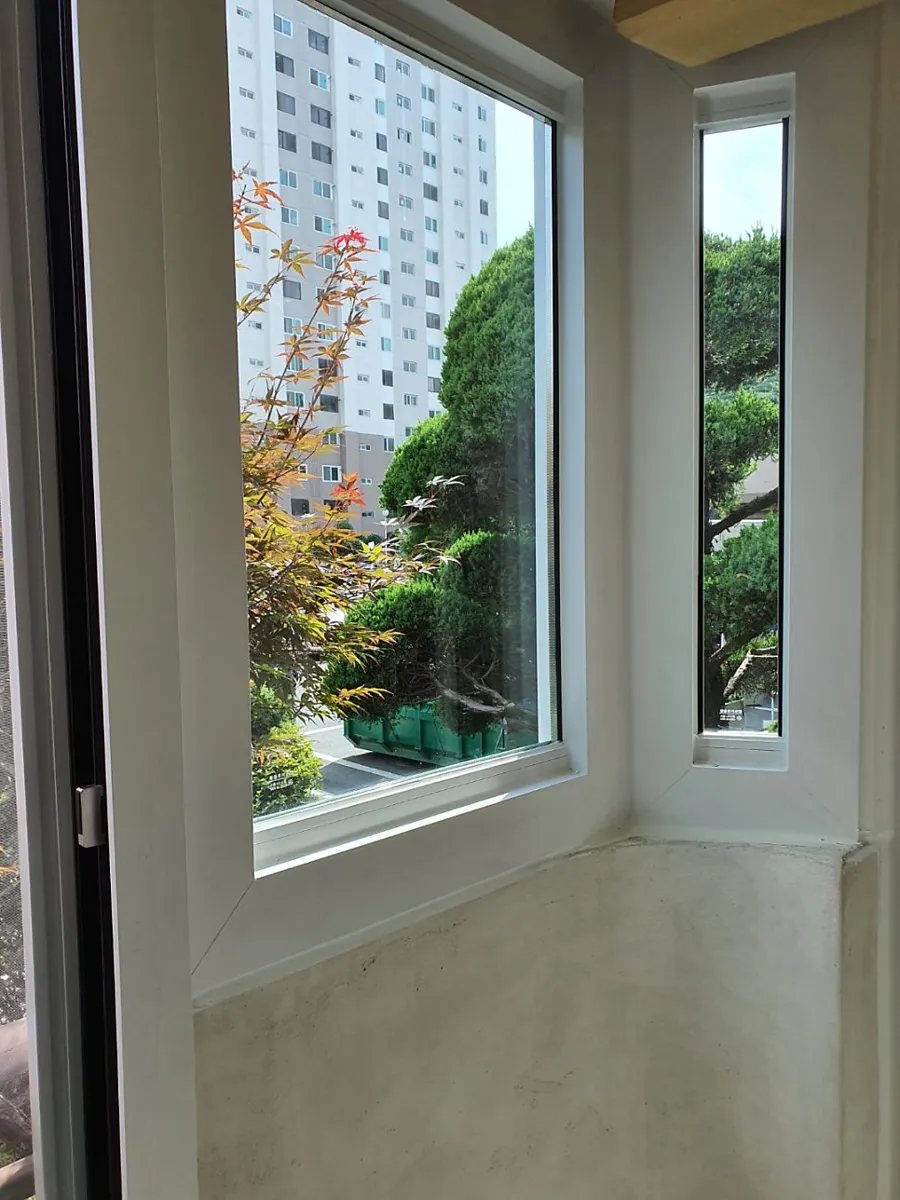 광주 서구 화정동 중흥아파트 KCC 창호 시공 사진 3 — 제품 : 앞베란다,뒷베란다,작은방 외창 - 뉴프라임140(자동핸들, 스텐망)
