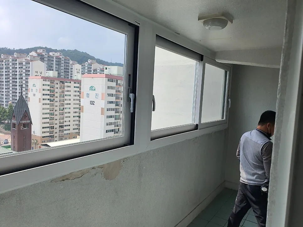 광주 남구 진월동 한신아파트 KCC 창호 시공 사진 6 — 제품 : 앞베란다,뒷베란다,작은방 외창 - 뉴프라임140(자동핸들, 스텐망)