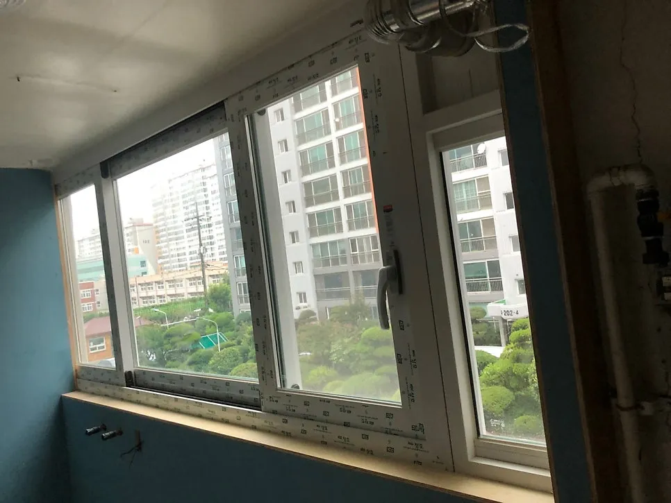 광주 동구 운림동 라인아파트 KCC 창호 시공 사진 7 — 제품 : 앞베란다,뒷베란다,작은방 외창 - 뉴프라임140(자동핸들, 스텐망)