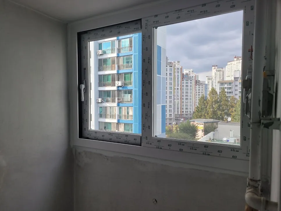 광주 남구 봉선동  KCC 창호 시공 사진 5 — 제품 : 앞베란다,뒷베란다, 전실 - KCC 발코니 140, KCC 발코니 242 (자동핸들, 스텐망)