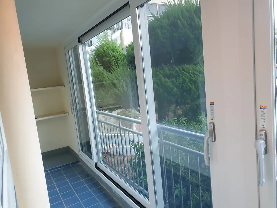광주 북구 용봉동 호반아파트 KCC 창호 시공 사진 4 — 제품 : 앞베란다,뒷베란다 - 뉴프라임140(자동핸들, 스텐망)