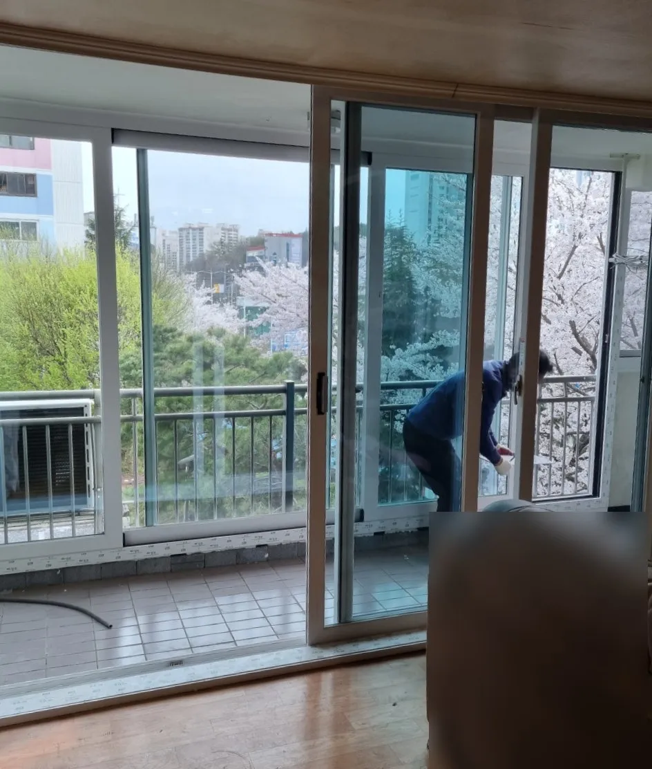 광주 남구 진월동  KCC 창호 시공 사진 10 — 저희 청동창호가 부담 없이 오래된 샷시를