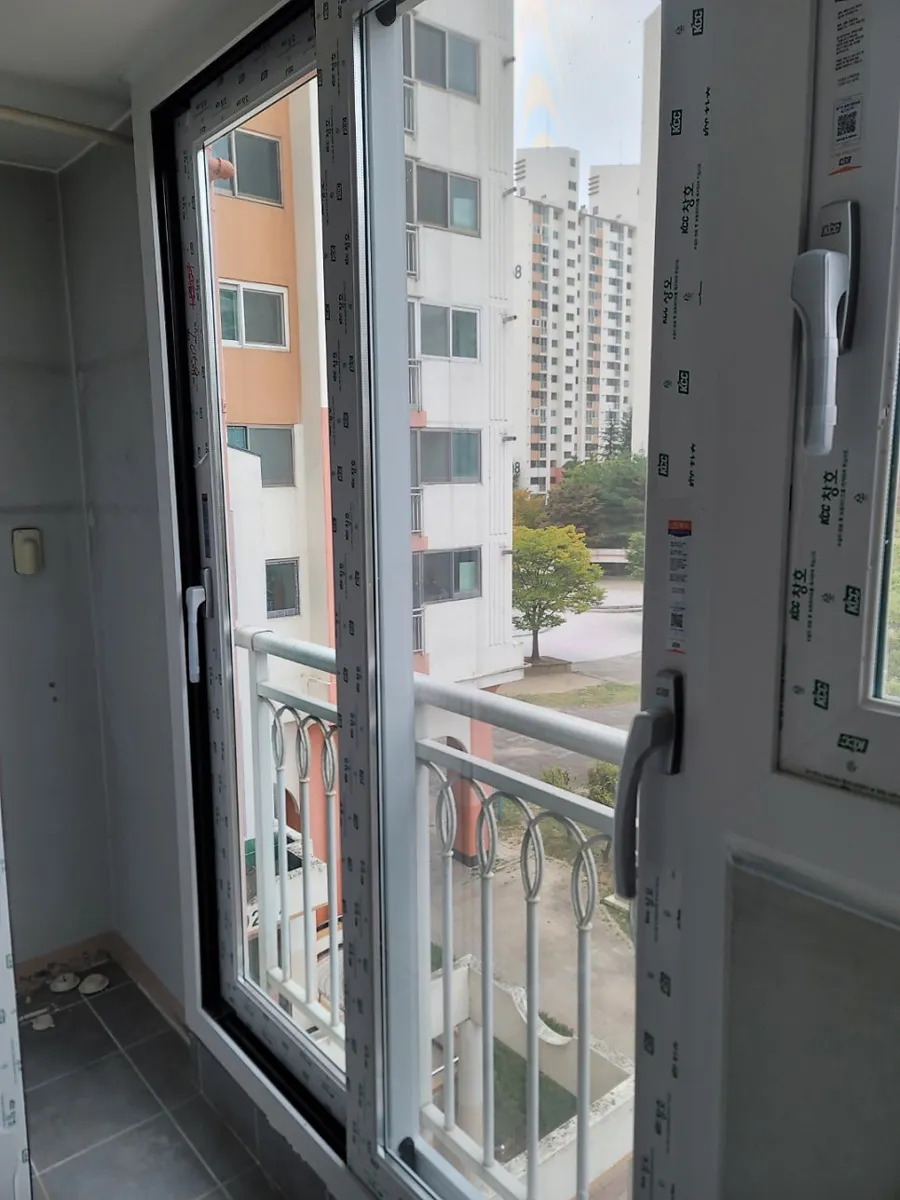 광주 서구 유촌동 상무버들마을주공 KCC 창호 시공 사진 6 — 샷시는 잠깐 쓰고 바꾸는 제품이 아니기에