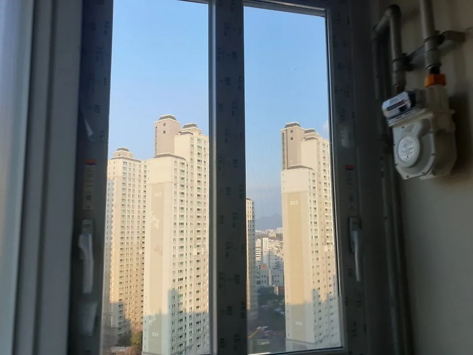 광주 서구 화정동 금호타운 KCC 창호 시공 사진 8 — 첫 번째로는 발코니창이에요