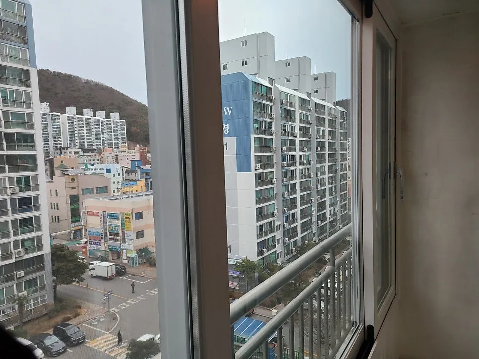 전남 여수  KCC 창호 시공 사진 7 — KCC발코니 샷시 시공이 완료되었습니다:)