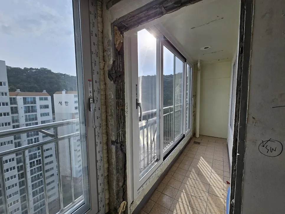 광주 서구 풍암동 새한센시빌 KCC 창호 시공 사진 6 — 공장을 직접 운영하고 있기 때문에