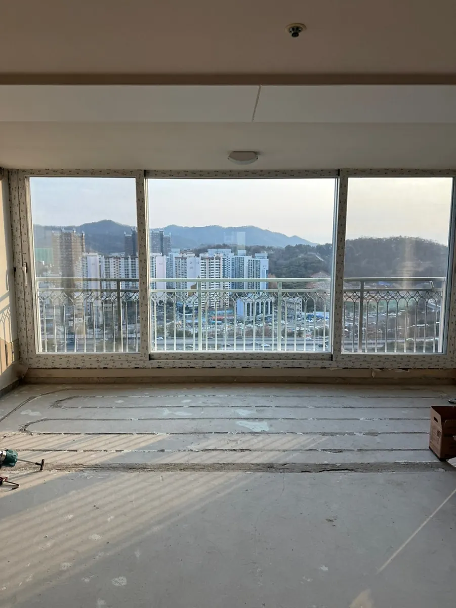 광주 남구 진월동 한국아파트 KCC 창호 시공 사진 2 — KCC발코니 샷시 시공 후 어떻게 바뀌었을까요?