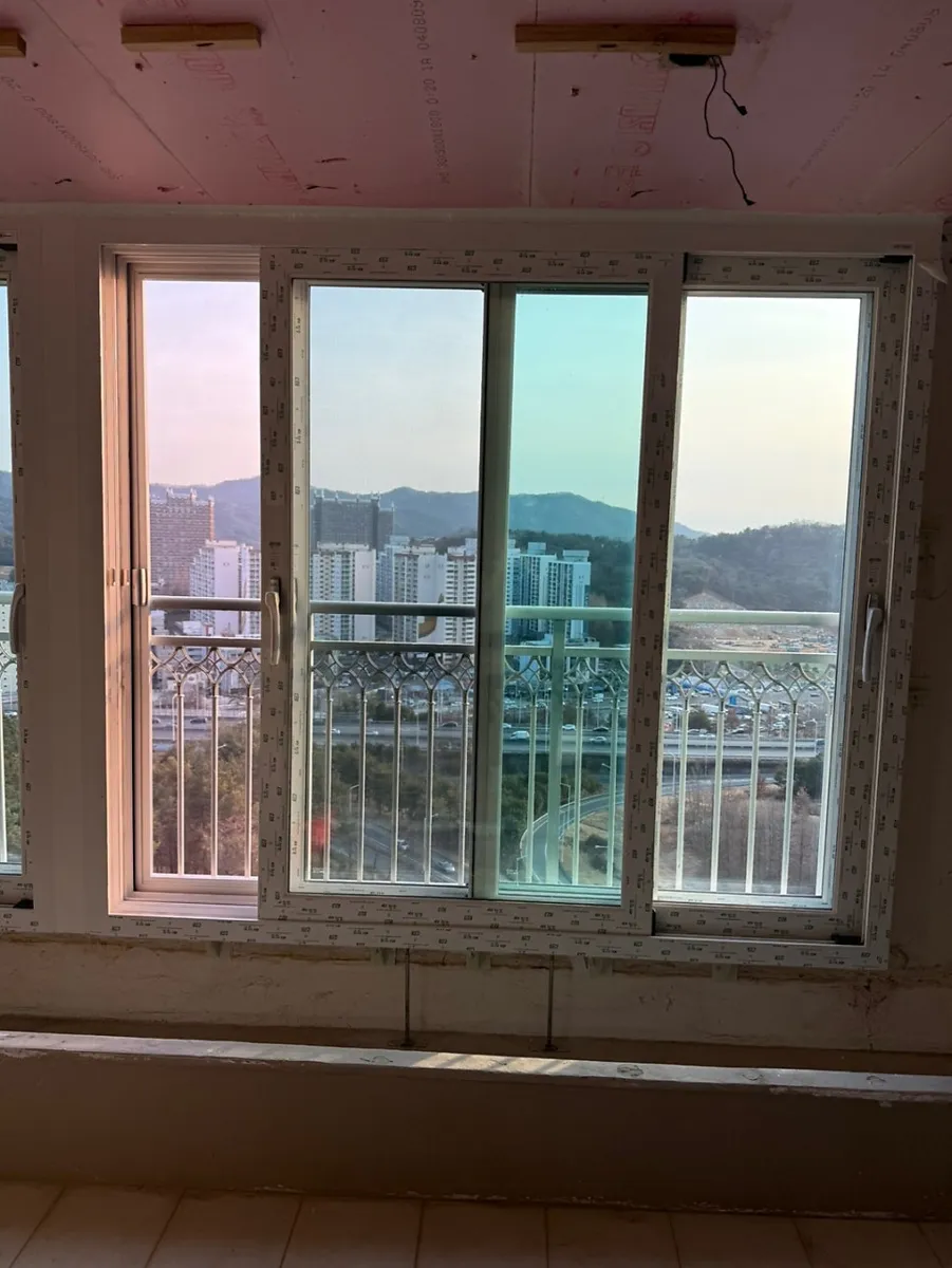 광주 남구 진월동 한국아파트 KCC 창호 시공 사진 3 — KCC발코니 샷시 시공 후 어떻게 바뀌었을까요?