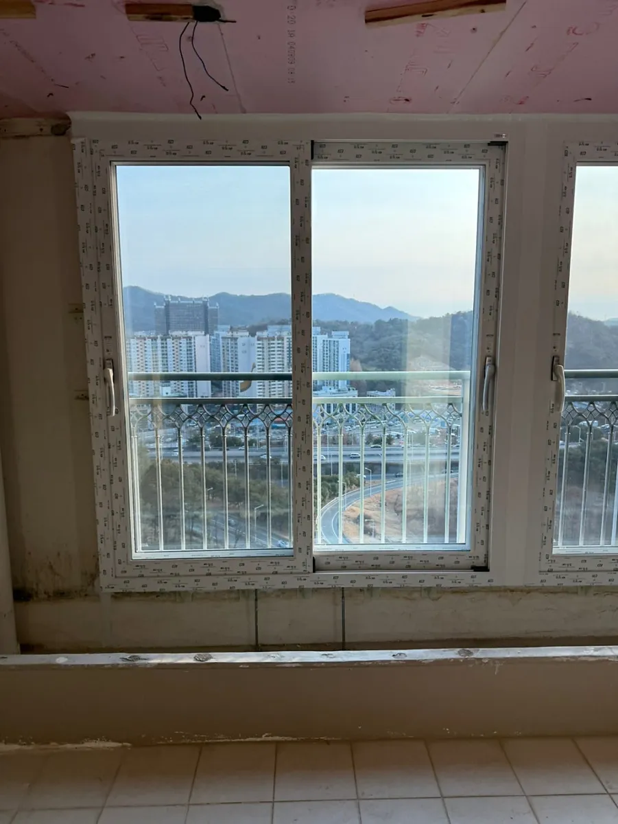 광주 남구 진월동 한국아파트 KCC 창호 시공 사진 4 — KCC발코니 샷시 시공 후 어떻게 바뀌었을까요?