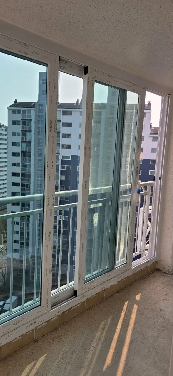 광주 광산구 운남동 운남주공 KCC 창호 시공 사진 2 — 이런 현상은 창호의 수명(보통 15~20년)이 다해 모헤어가 삭고 기밀성이 떨어졌기 때문에 발생합니다.
