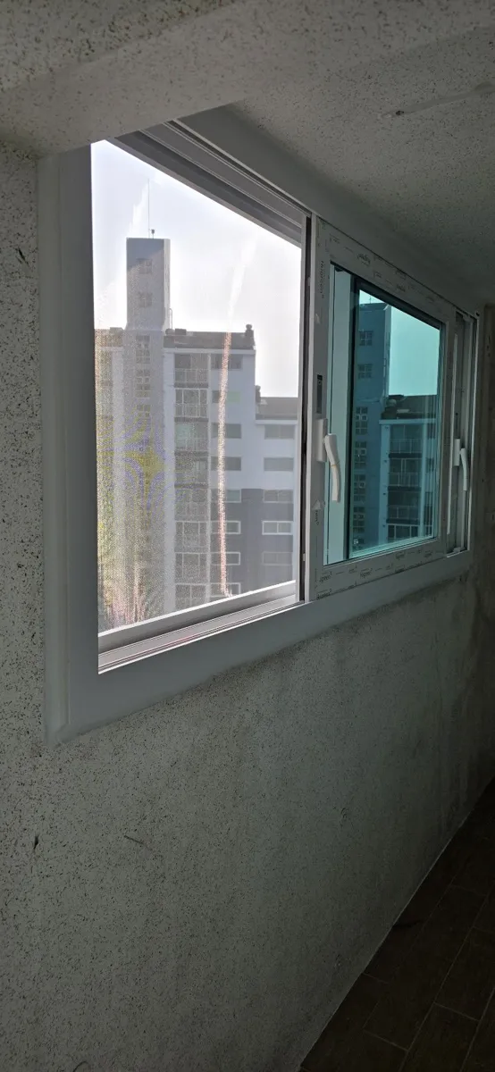 광주 광산구 운남동 운남주공 KCC 창호 시공 사진 3 — 이런 현상은 창호의 수명(보통 15~20년)이 다해 모헤어가 삭고 기밀성이 떨어졌기 때문에 발생합니다.