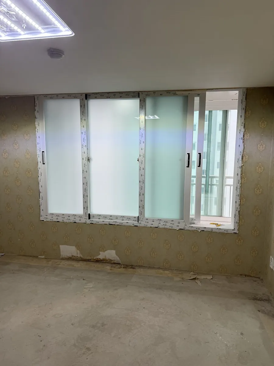 광주 남구 진월동 삼익아파트 KCC 창호 시공 사진 2 — 단지 주변 도로 소음이나 생활 소음이 차단되지 않아 휴식이 어렵습니다.