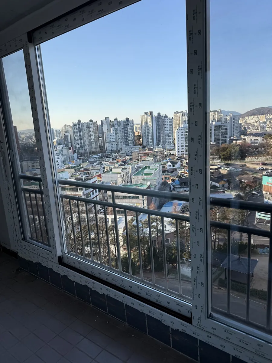 광주 북구 두암동 두암타운 KCC 창호 시공 사진 17 — 를 적용했는데요. 유리와 유리 사이의 공기층이 열전달을 확실히 차단해주기 때문에, 여름에는 시원하고 겨울에는 따뜻한 '에너지 절약형 하우스'로